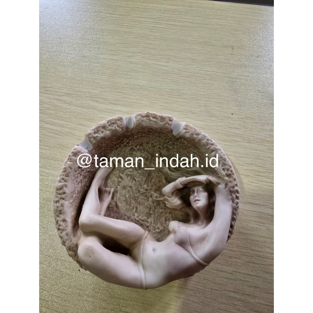 Asbak Wanita Tidur Unik 12x12x5 CM | Pajangan Dekorasi Aesthetic Resin