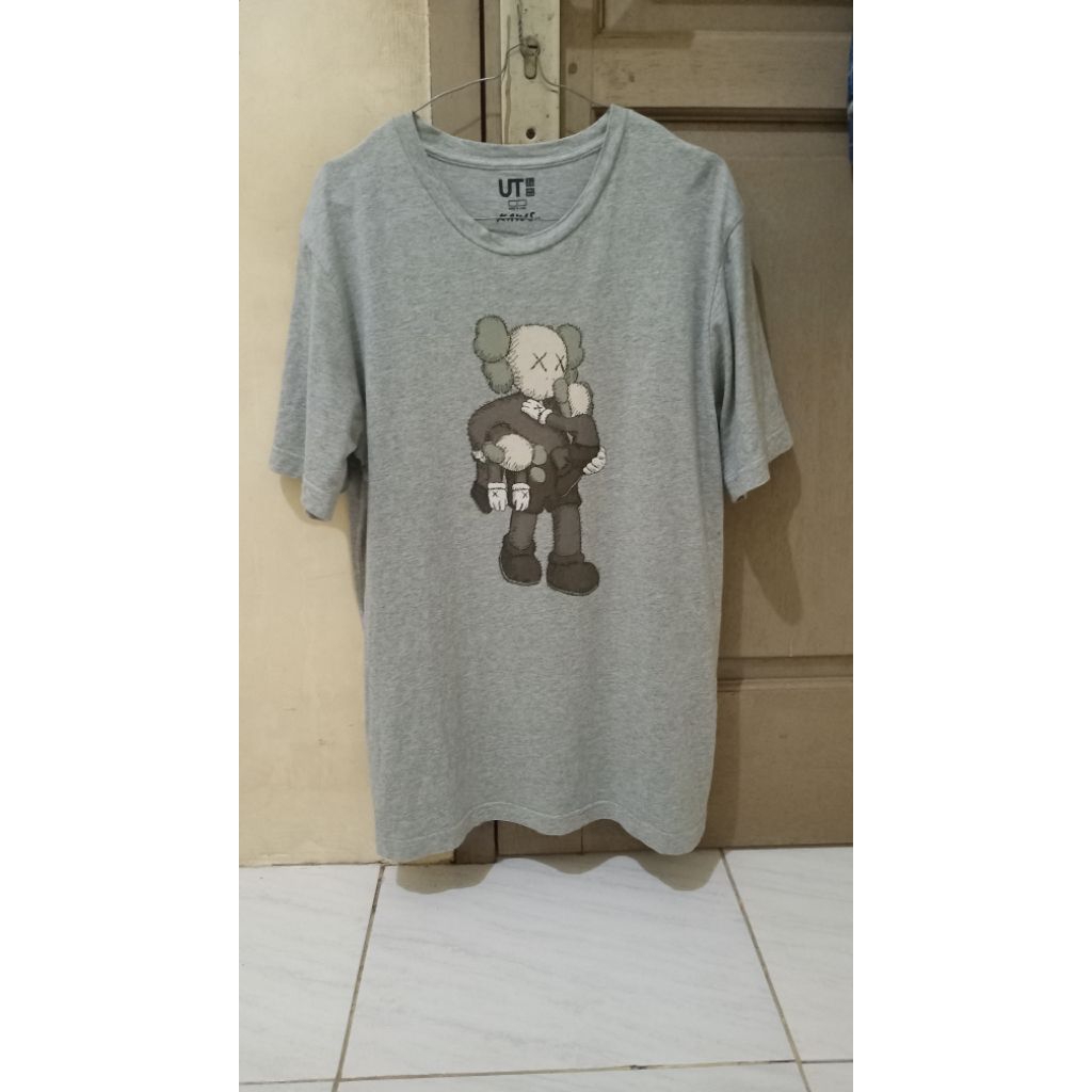 kaos uniqlo x Kaws (second)