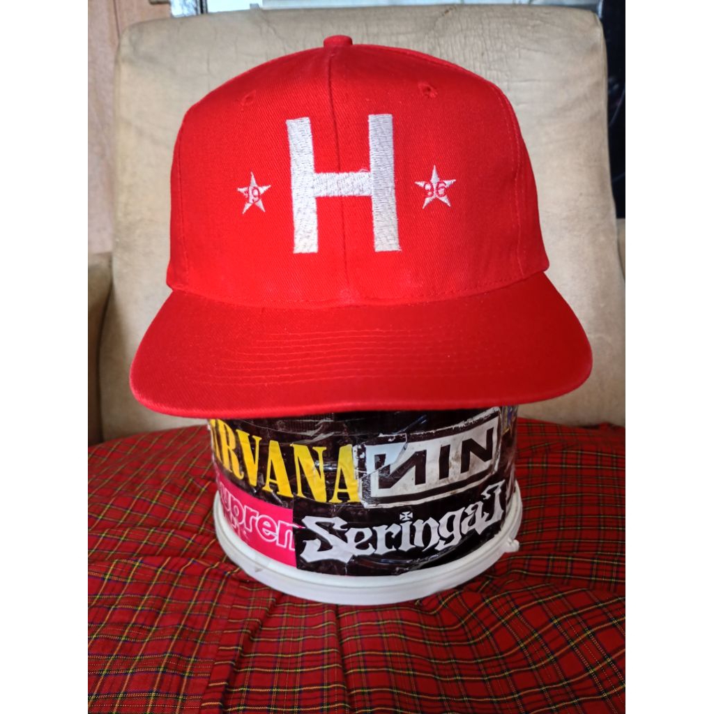 logo H topi skena topi skateboard topi band topi vintage "prelove" bekas si tampan.