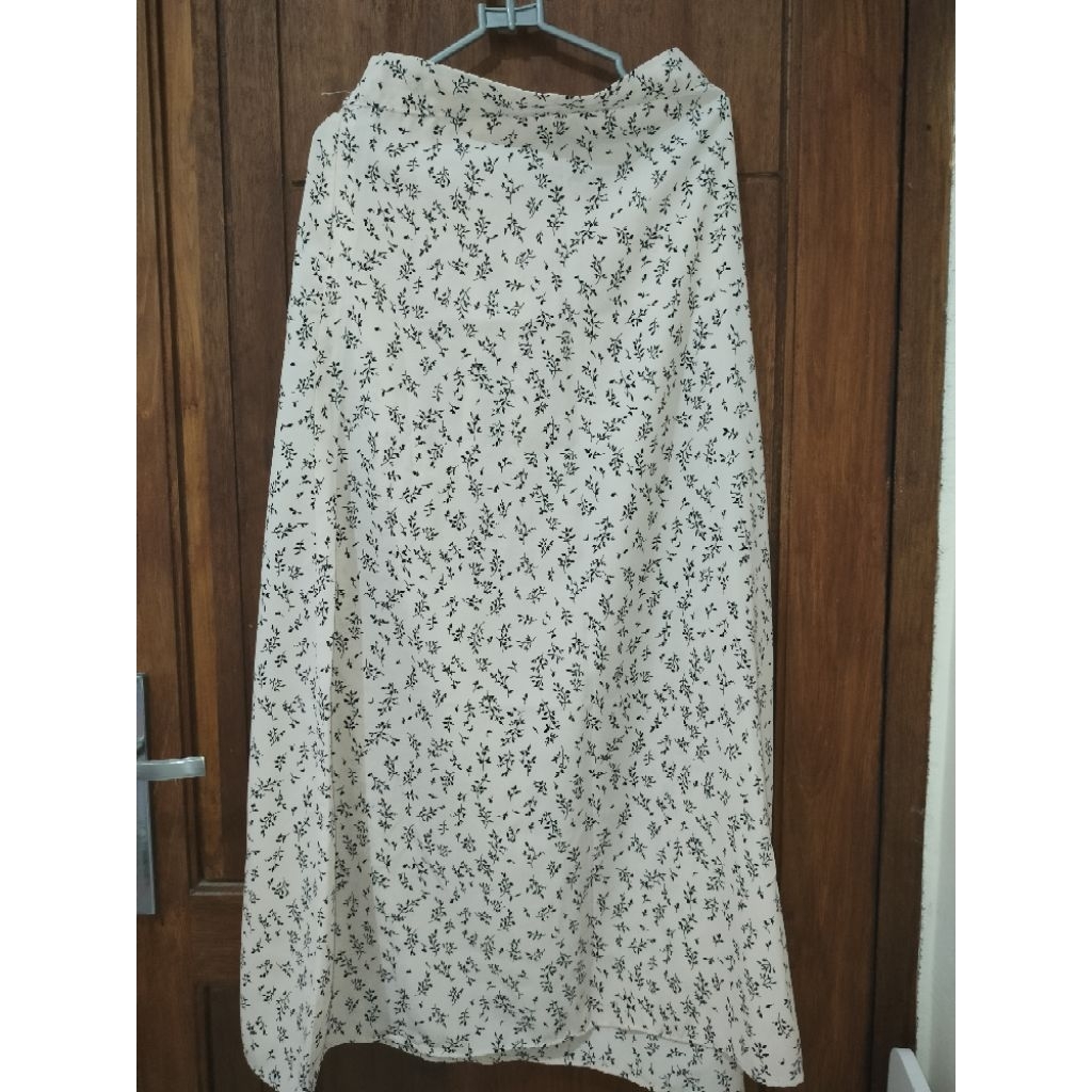 preloved rok bunga dan rok polos hitam