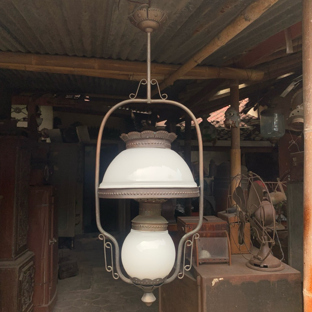 Lampu Gantung Single Kap White Milk Lengkung Double dengan Mahkota Kuningan Lawas Jadul Tua