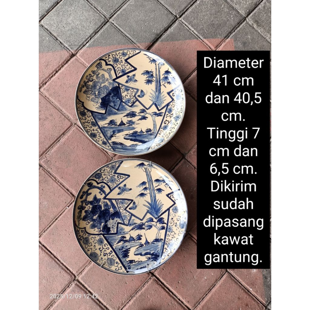 Diameter 41 cm an dan 40 cm an 2 buah piring keramik lukis motif imari biru putih tema china untuk h