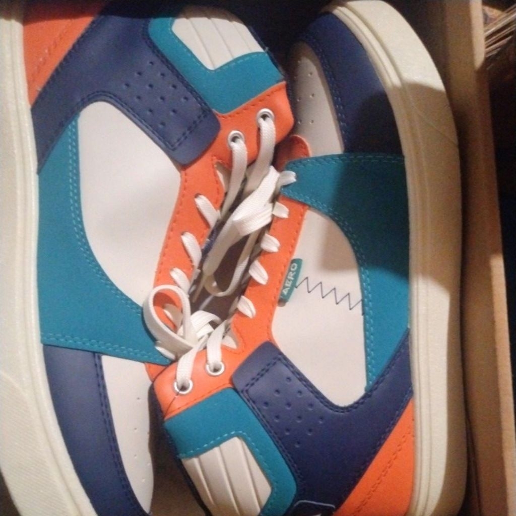 Sepatu biru tua toska hoops