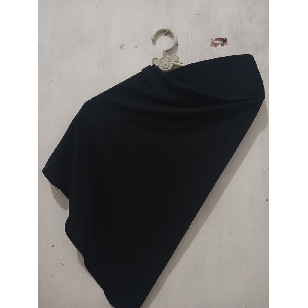 bergo pendek hitam