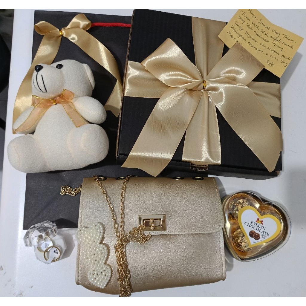 KADO VALENTINE  / KADO ULTAH / KADO ANNIVERSARY / KADO MURAH / HAMPERS / KADO BATAM / BONEKA / TAS C