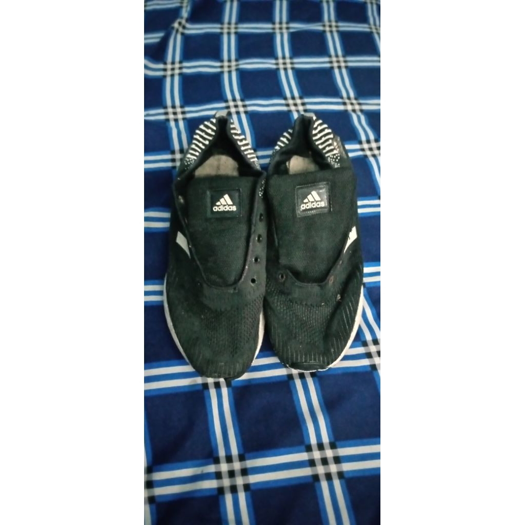 sepatu bekas merek Adidas