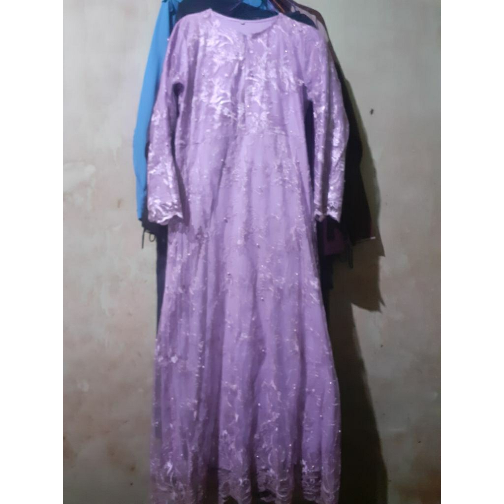 Preloved gamis brokat  warna lilac size M LD: 90cm PB: 138cm.