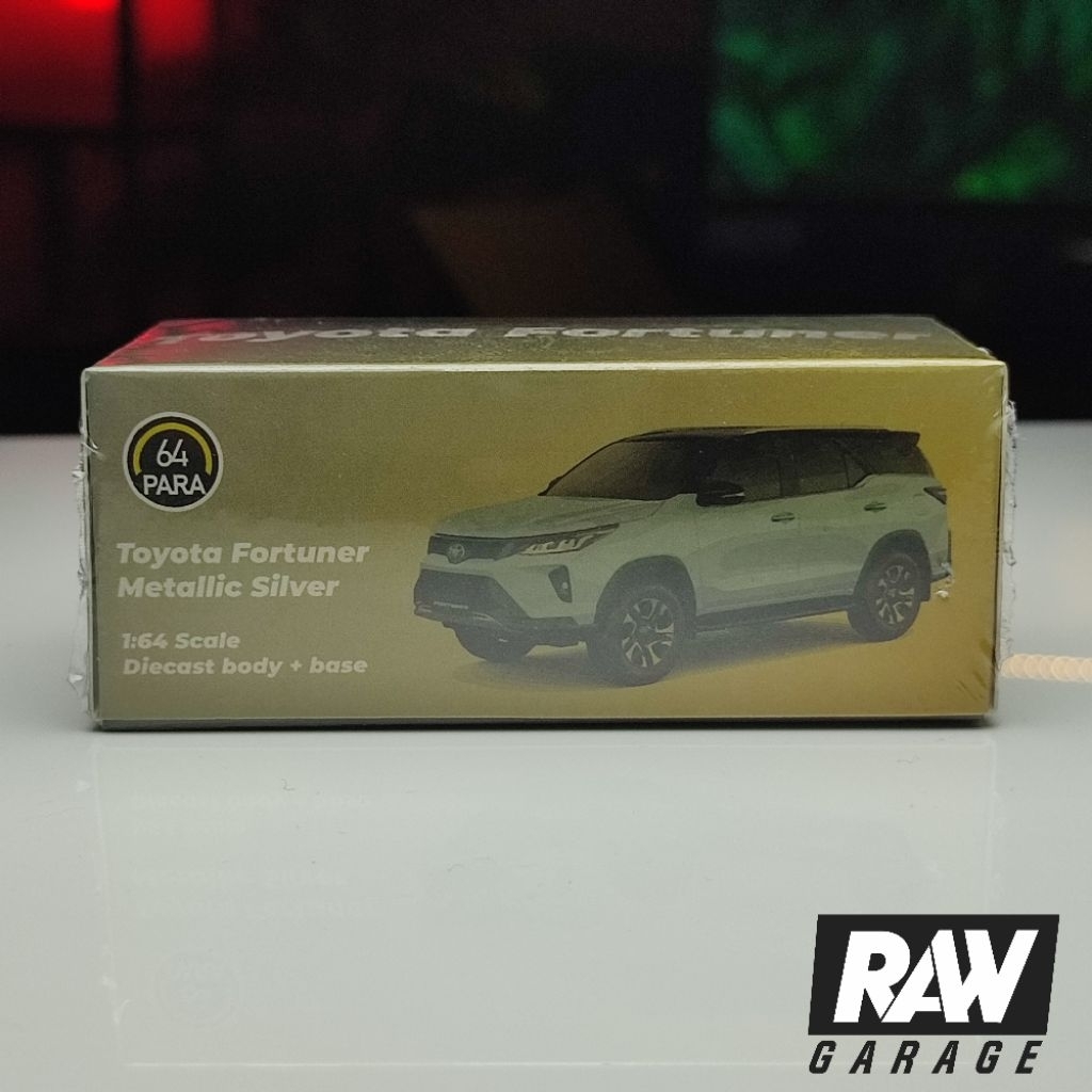 Para 64 Toyota Fortuner Metallic Silver