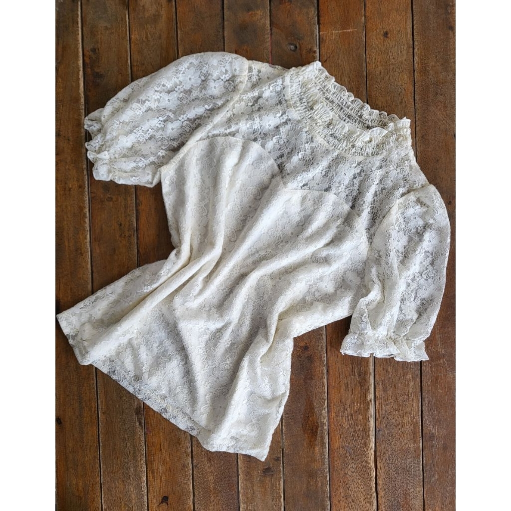 Preloved atasan blouse brukat putih lengan pendek