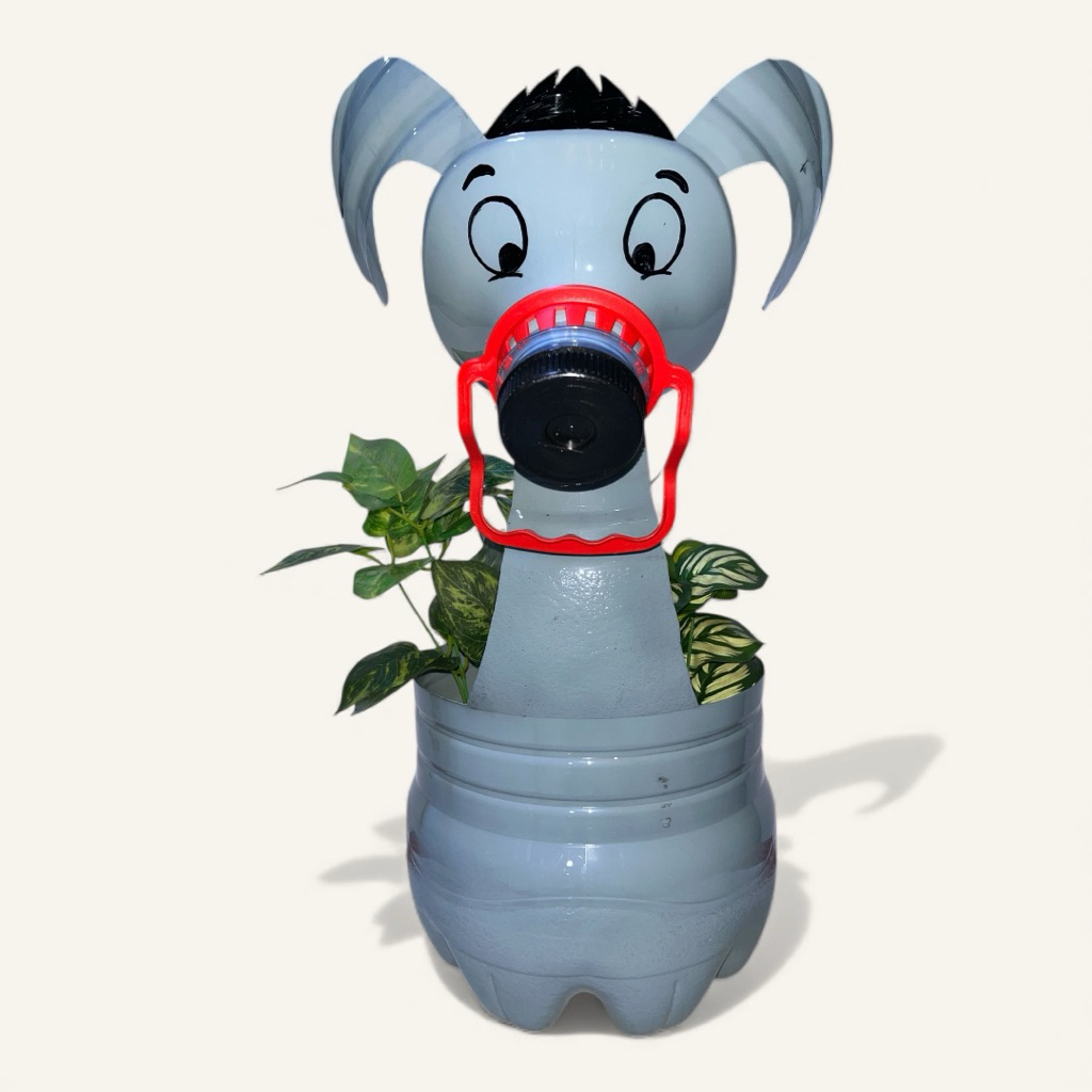 pot karakter lucu dari galon bekas leminerale