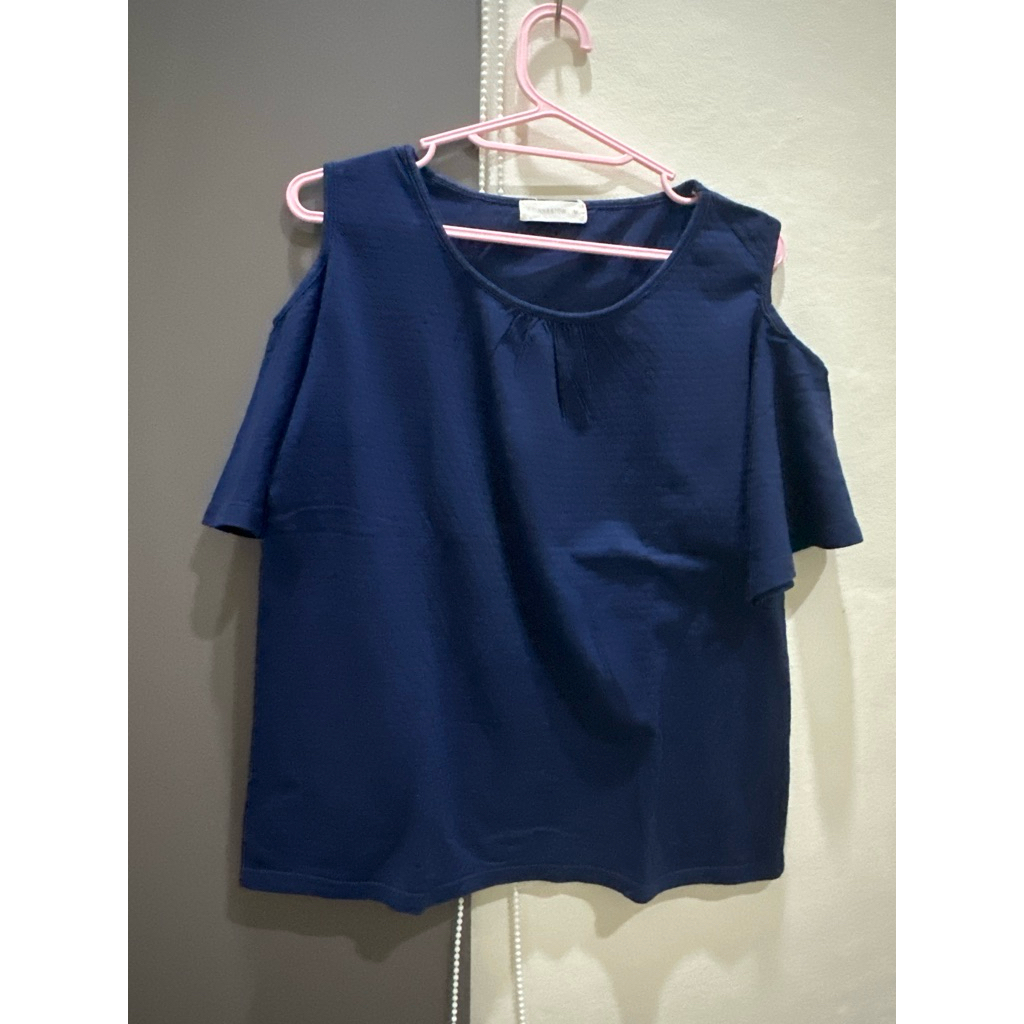 atasan wanita cold shoulder berwarna biru dongker