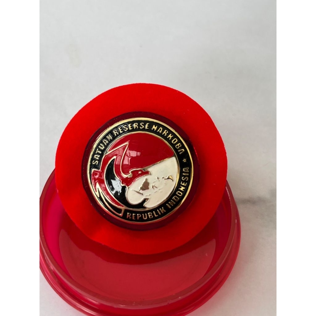 PIN SAT NARKOBA TERBARU kualitas premium celup sepuh emas lapis mika merah | Pin Satuan Resernase Na