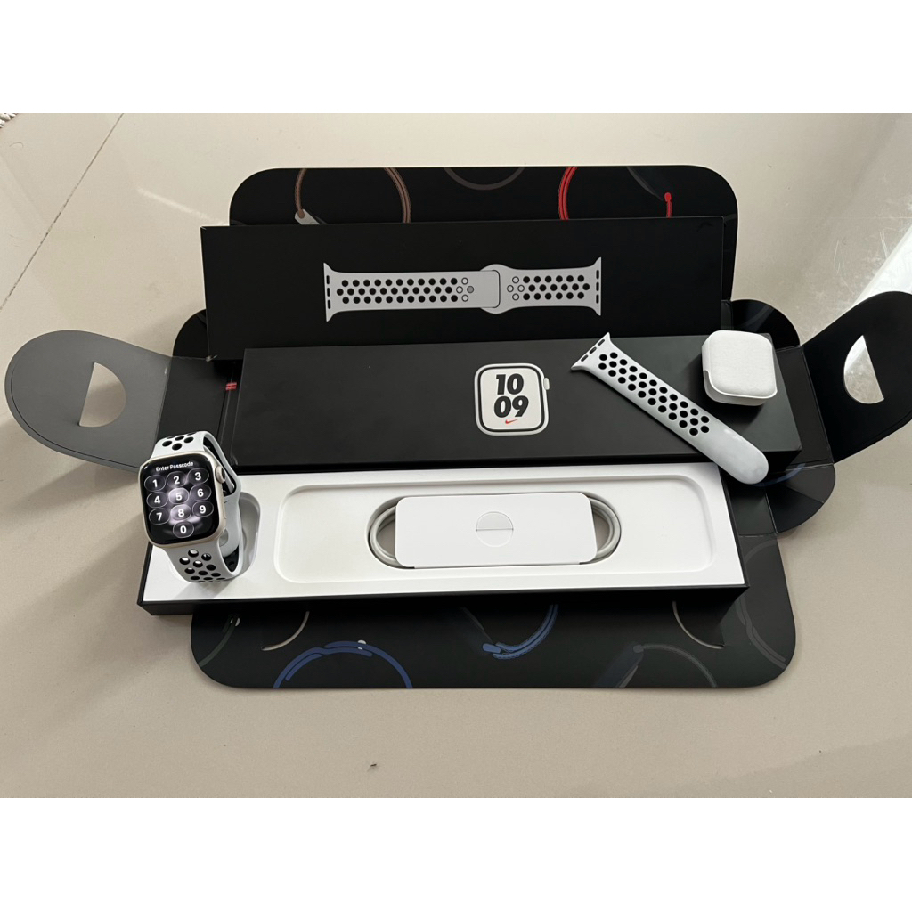 Apple Watch series 7 40mm Starlight Nike edition