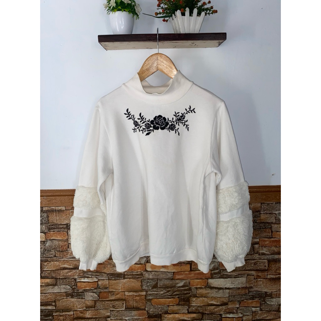 ATASAN CEWEK PUTIH BORDIR MIX LENGAN BULU FUZZY ANGGORA