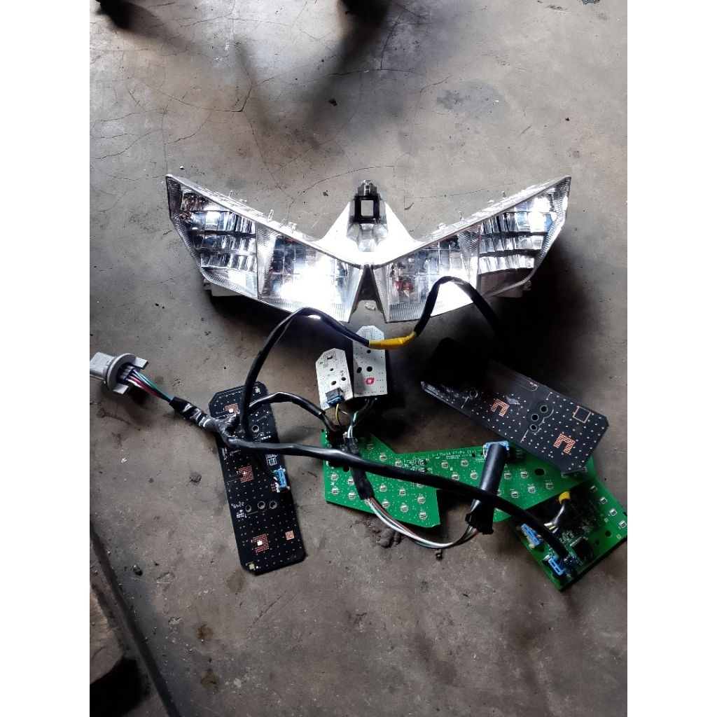 PCB  bahan servis set reflektor chrome Vario LED 125 150 tahun 2023-2025 original bekas
