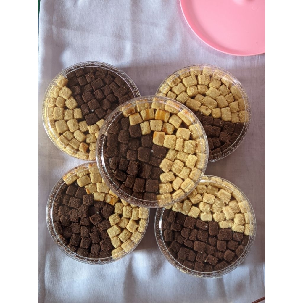 kue kering rasa coklat dan almond