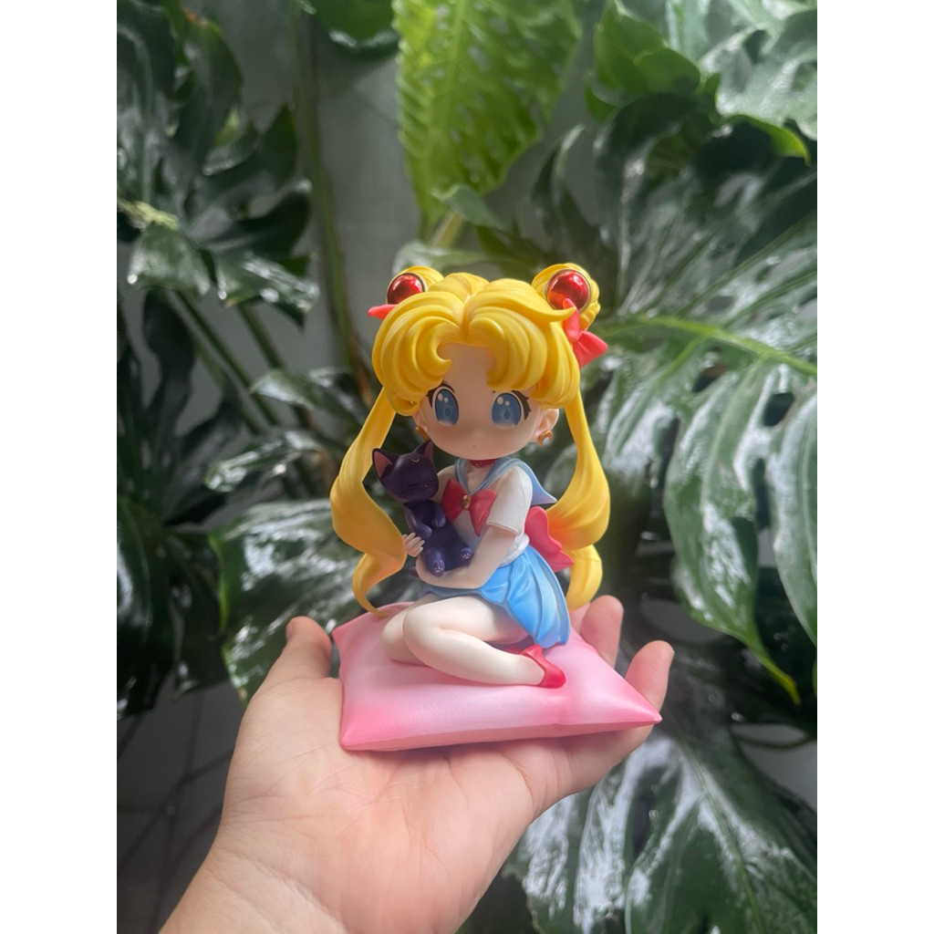 action figur sailoormoon usagi gendong luna