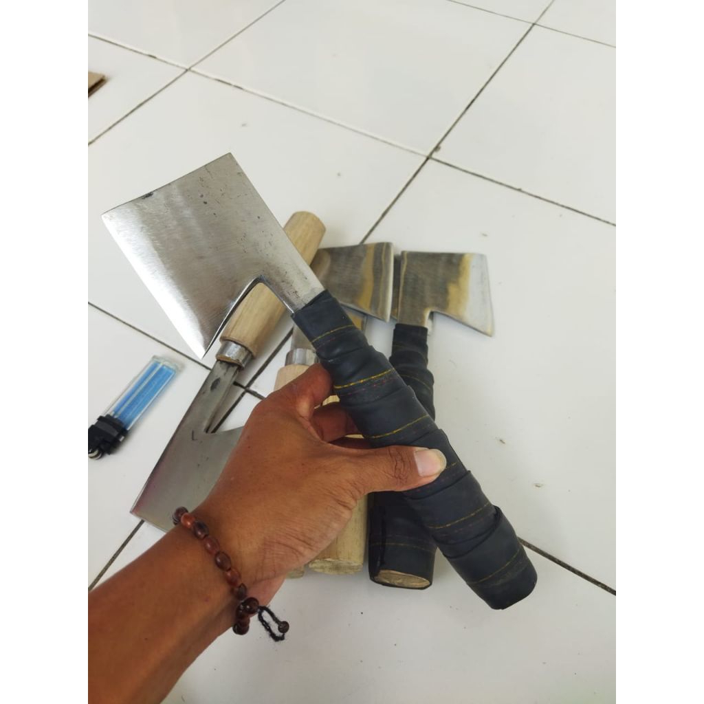 pengupas batok kelapa tua,kapak Madura baja per mobil