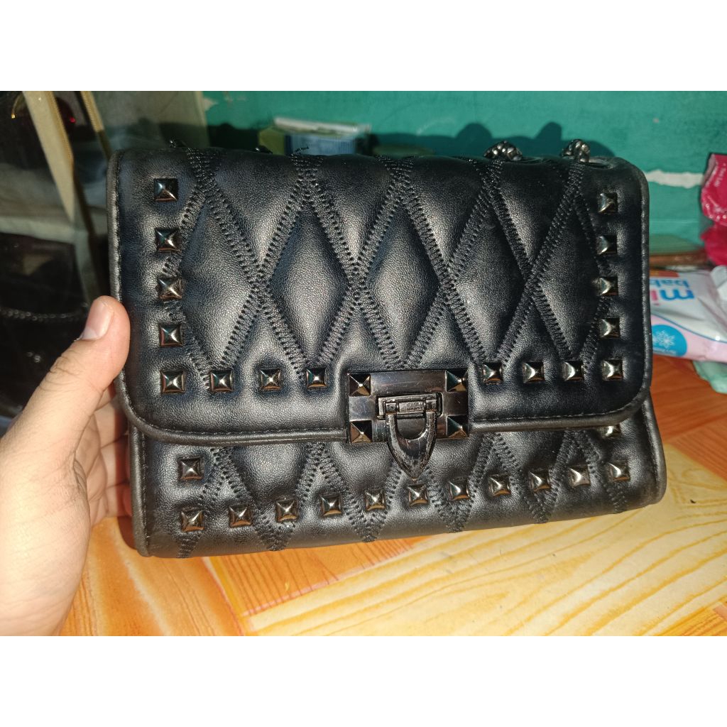 Preloved Tas Selempang-Shoulder bag ,Tali Rantai Hon&Yan Hitam Studded – Elegant & Premium Look