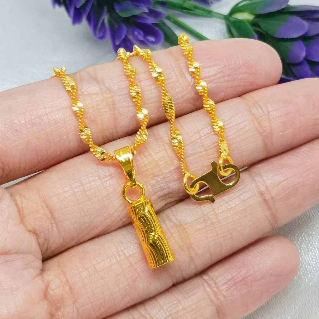 Ini adalah kalung baru, berbentuk seperti batangan emas kecil, dibuat di Hong Kong dan dilapisi deng