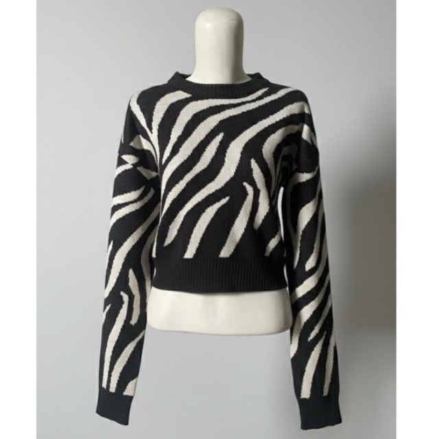 PRELOVED KNITWEAR SWEATER CROP TOP ZEBRA HITAM PUTIH (LD 110)