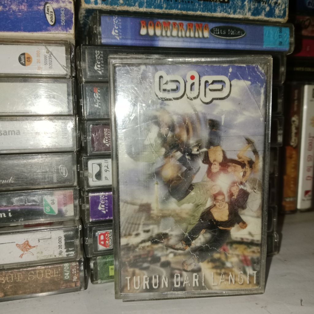 kaset bip turun dari langit