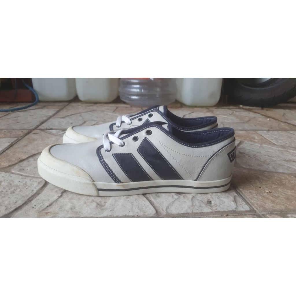 Macbeth Wallister White Black NEW (42)