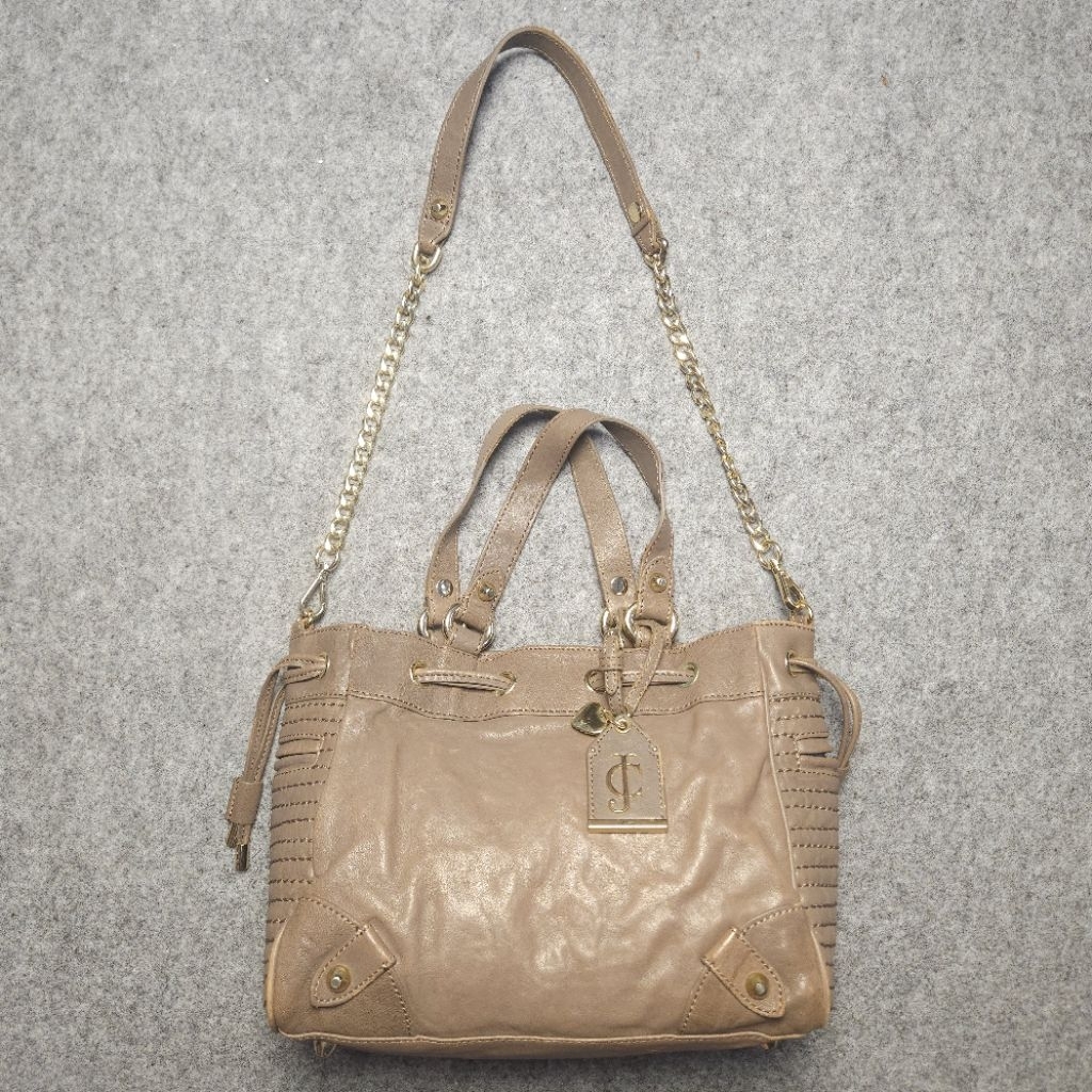 Juicy Couture Leather Satchel – Tas Ikonik Rantai Emas & Charm “J”