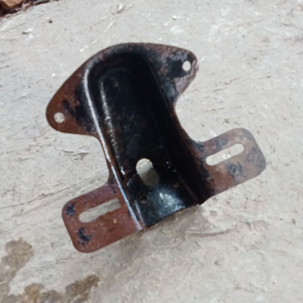 Pangkon dudukan lampu belakang cb 100 ori