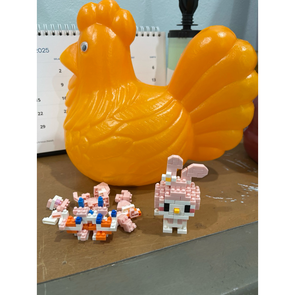 preloved bricks lego dan celengan plastik ayam