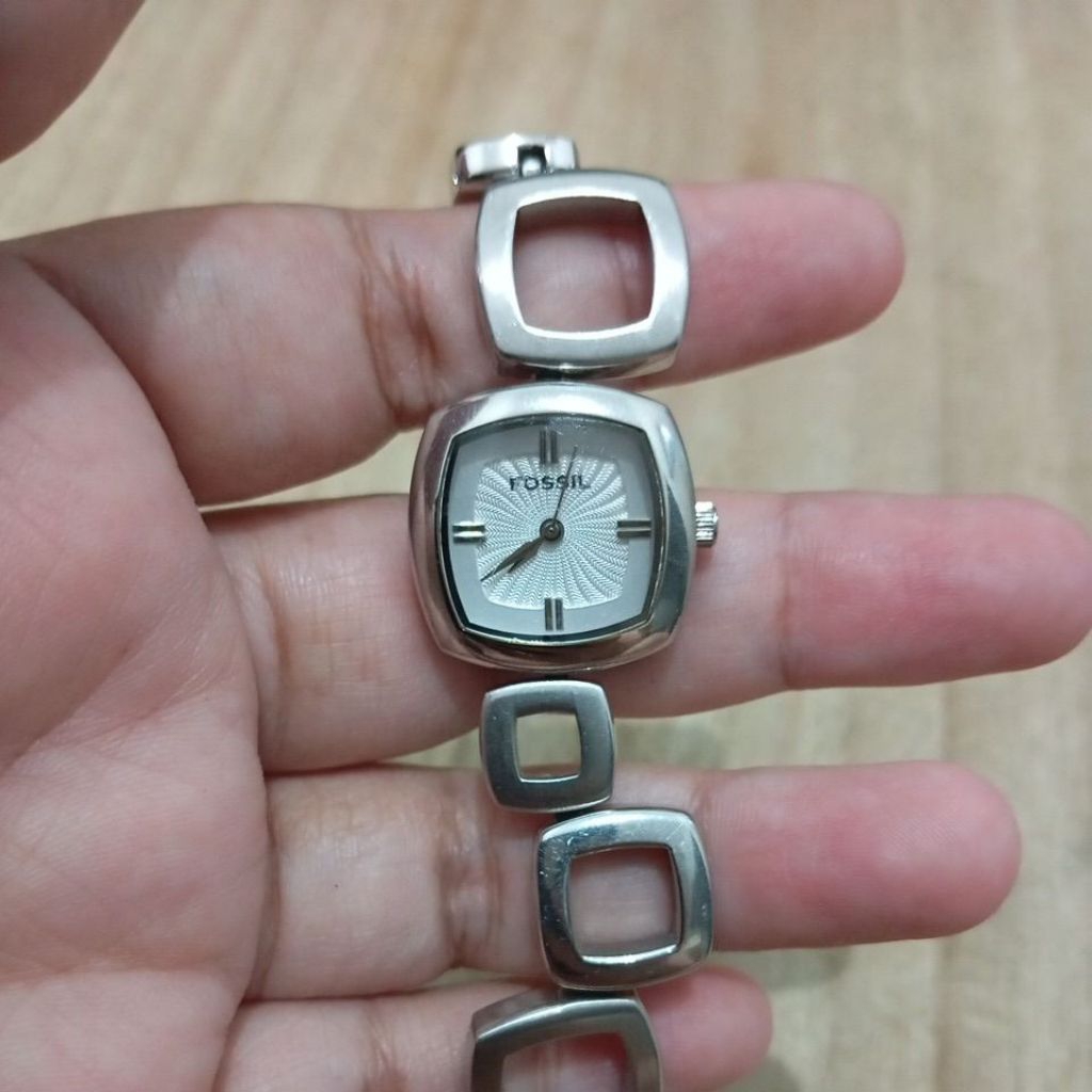 B3 J014 - Jam tangan Wanita Ocil Silver Kotak Preloved