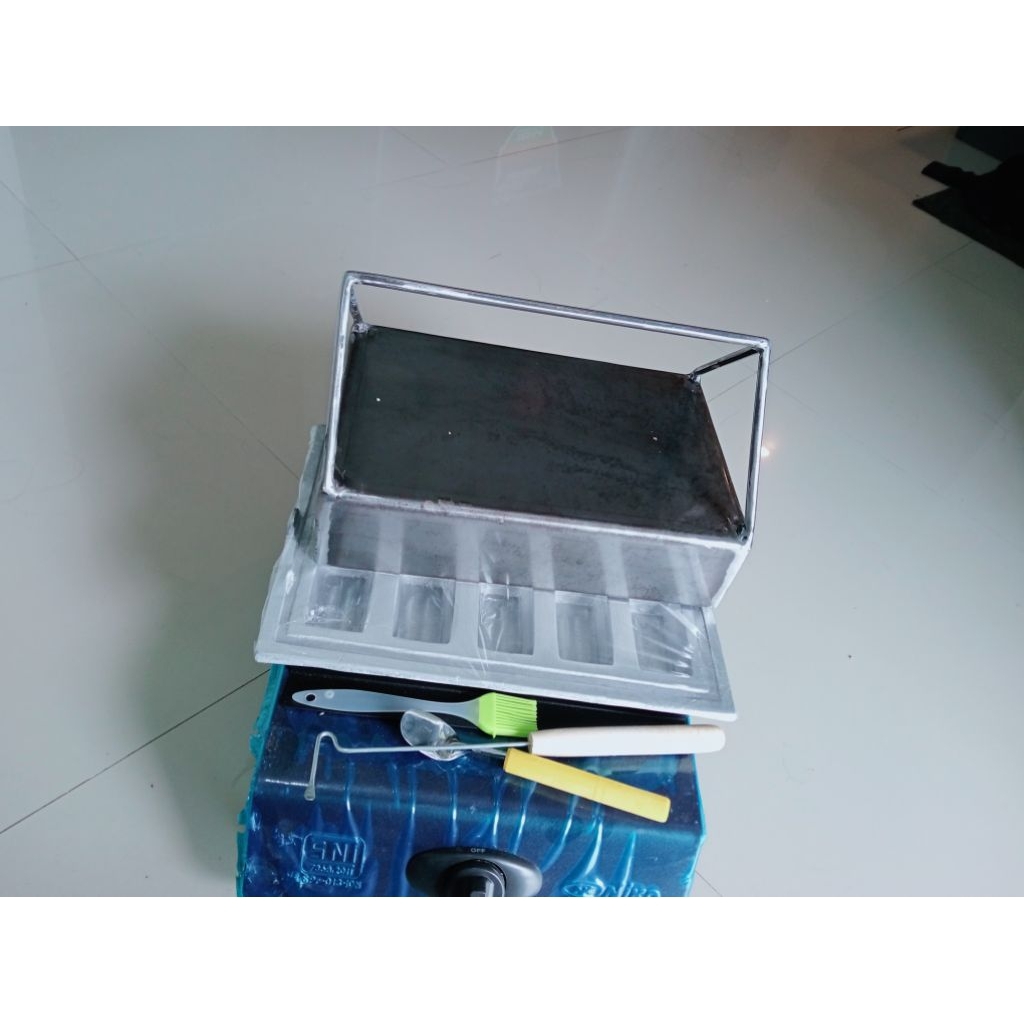 kompor  gas dan cetakan kue balok tutup besi komplit