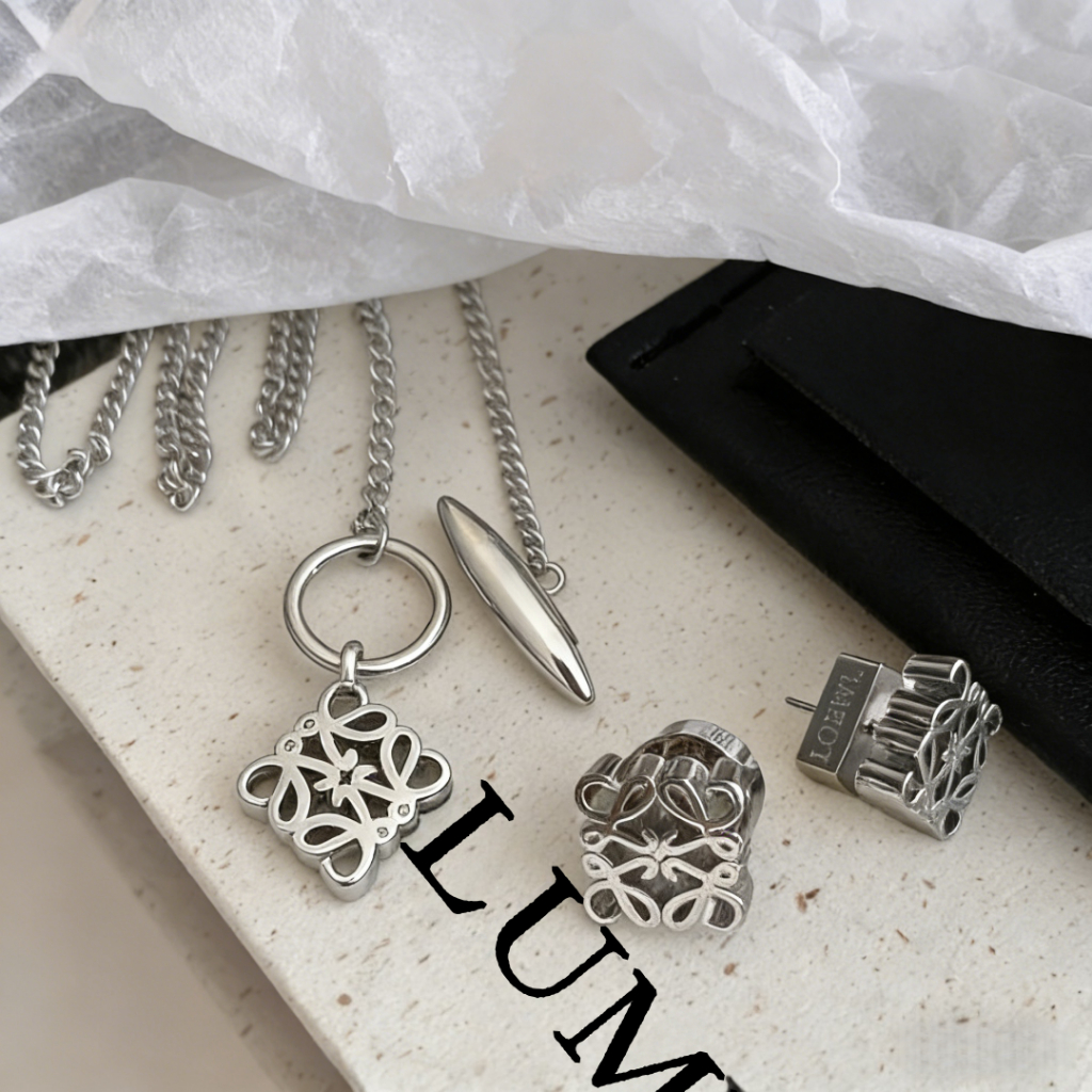 Set Kalung & Anting Liontin Kotak Huruf Geometris Perak