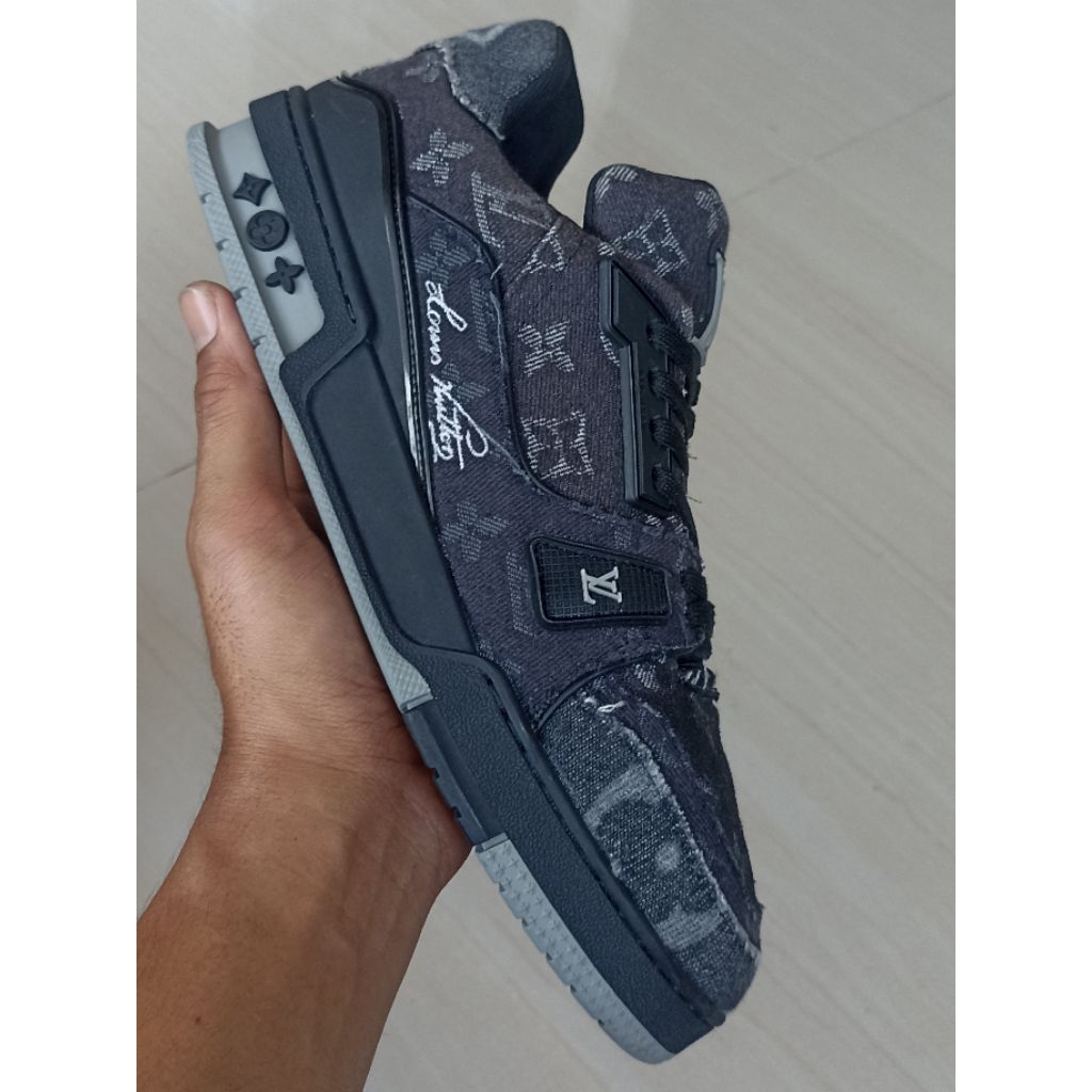 Preloved Sepatu LV Denim Black Grey