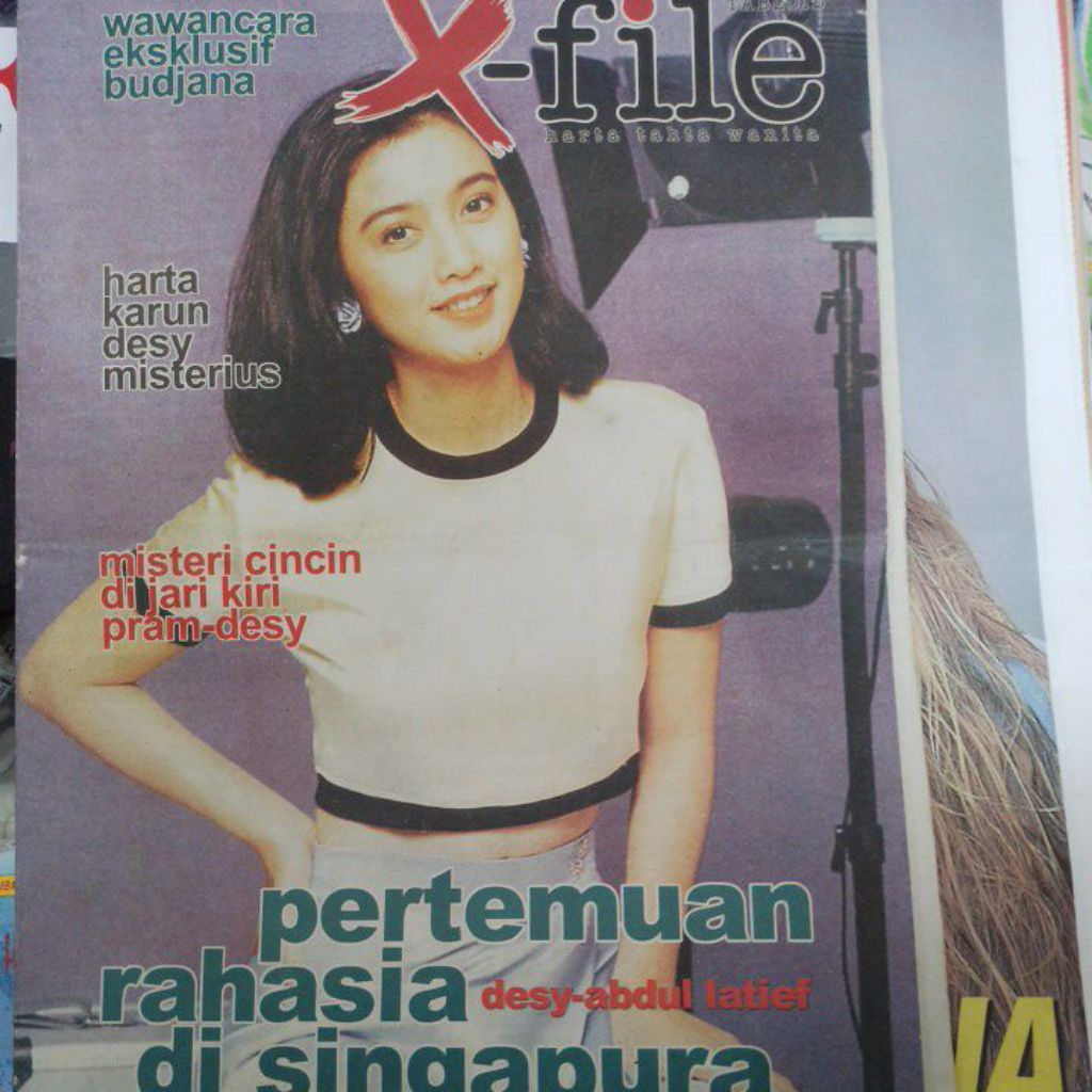 Koran Tabloid jadul x file tahun 2000 - cover Desy Ratnasari
