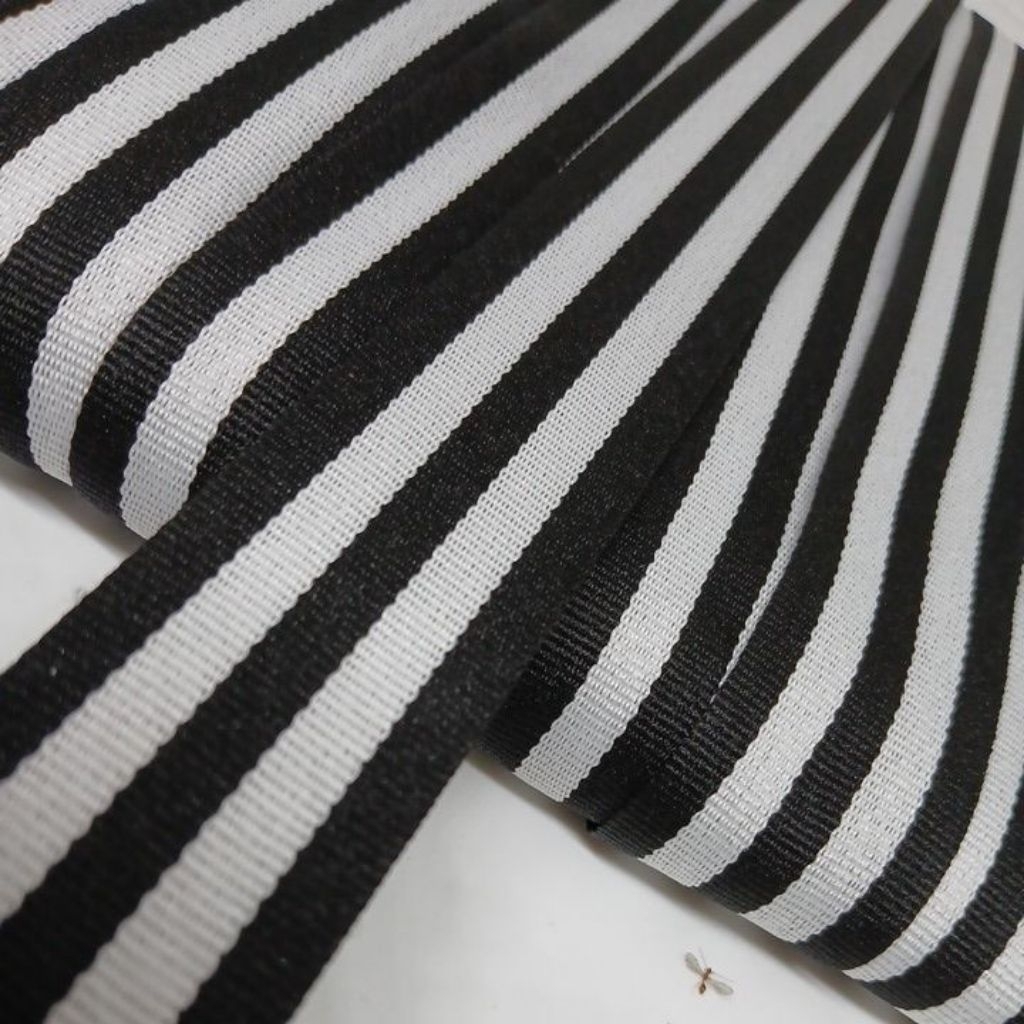 pita salur putih/hitam 3 cm.per meter