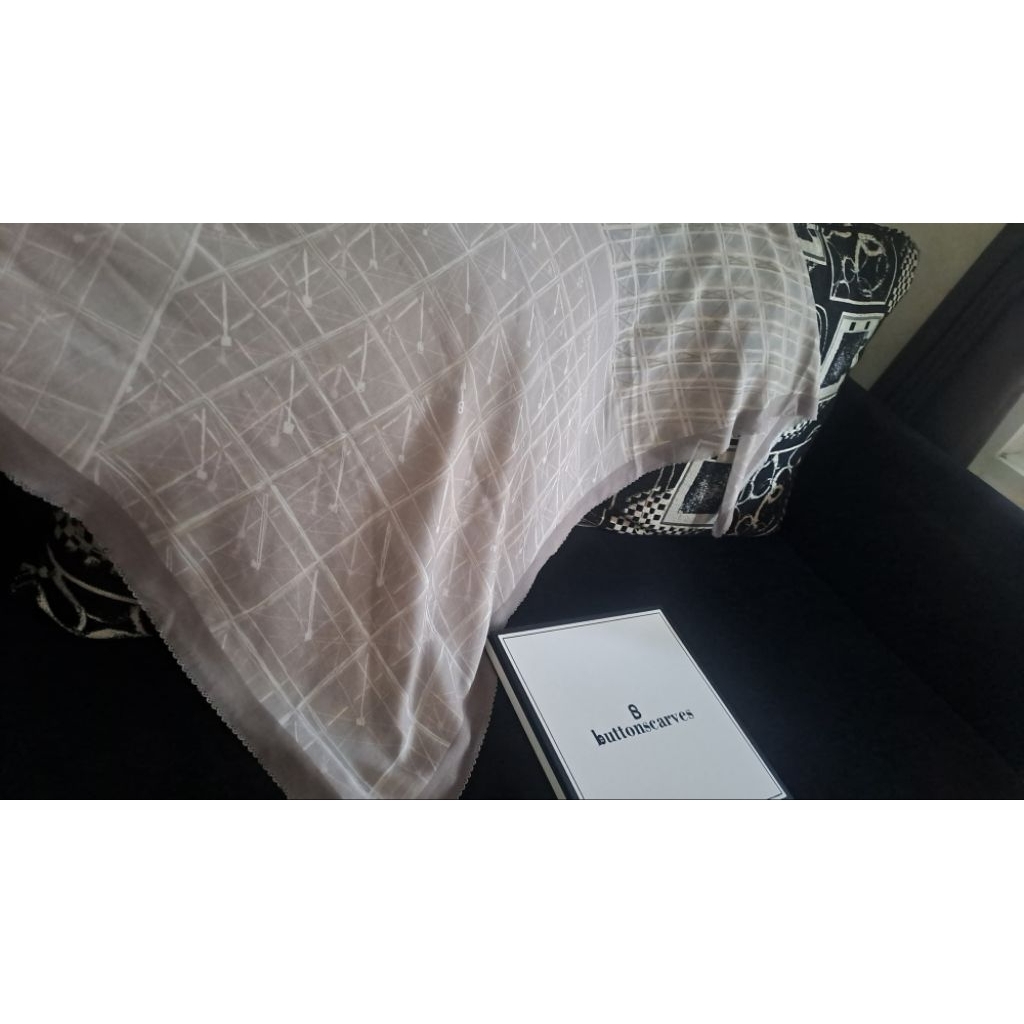 preloved louvre buttonscarves