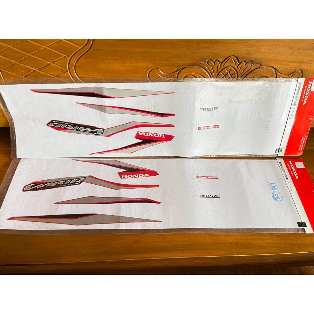 Striping Sticker Body Kanan (Stripe Set R) Red Merah  & Body Kiri (Stripe Set L) – New Vario 125 eSP