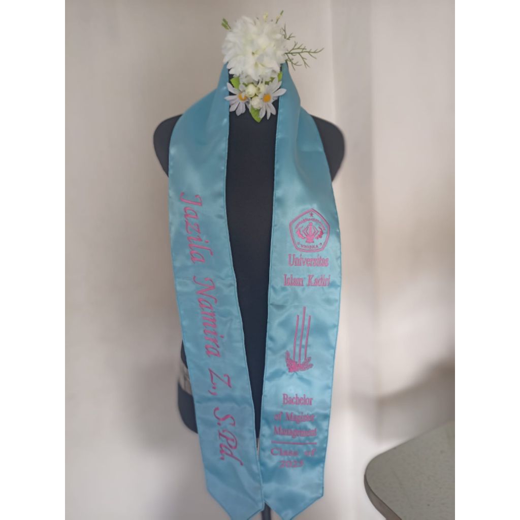 SELEMPANG WISUDA KAIN SATIN. BORDIR CUSTOM