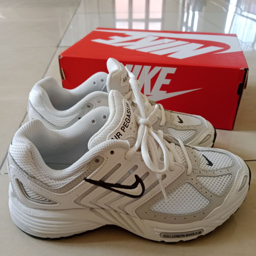 W Nike Air Pegasus 2005 Original ukuran US 6.5 EUR 37.5 Sepatu Run Putih Olahraga Wanita