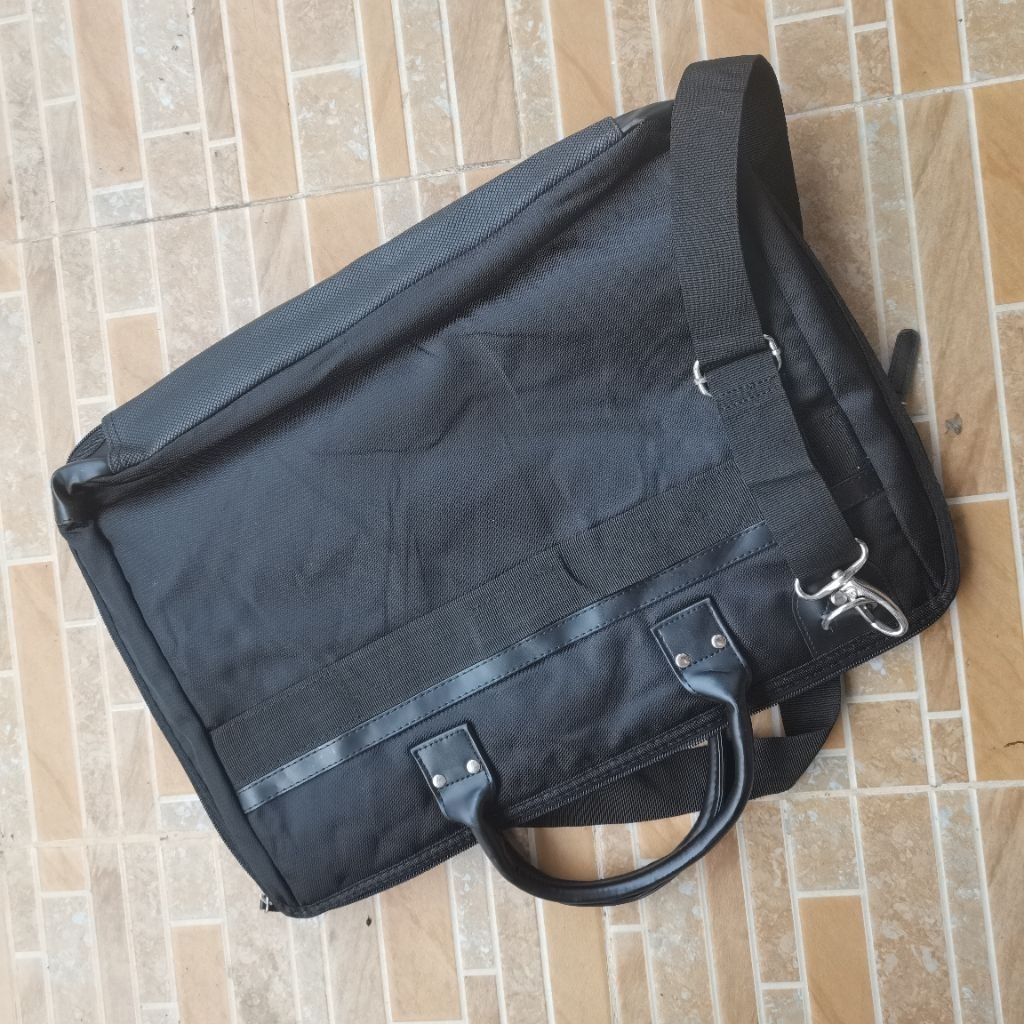 1141. TAS SLEMPANG LAPTOP SAMSUNG WARNA HITAM    PRELOVED