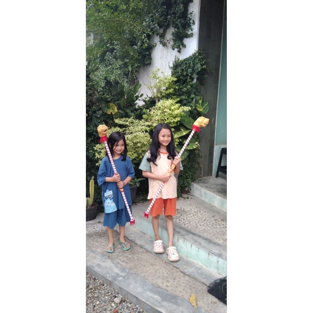 Tongkat mayoret mainan anak