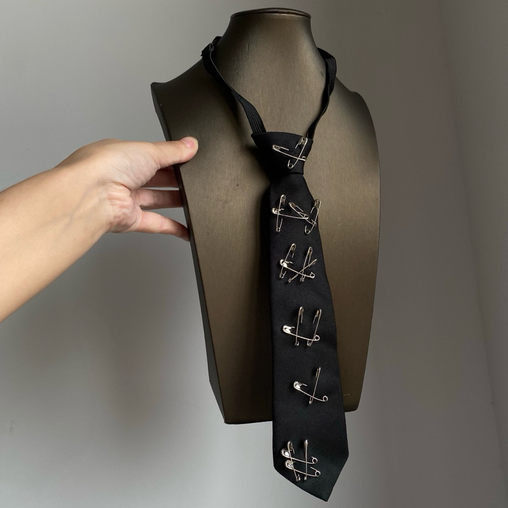 Dasi Motif Aesthetic Dasi Hitam Peniti | Dasi Pria Wanita Import Korea Jepang Y2k Vintage | Aksesori