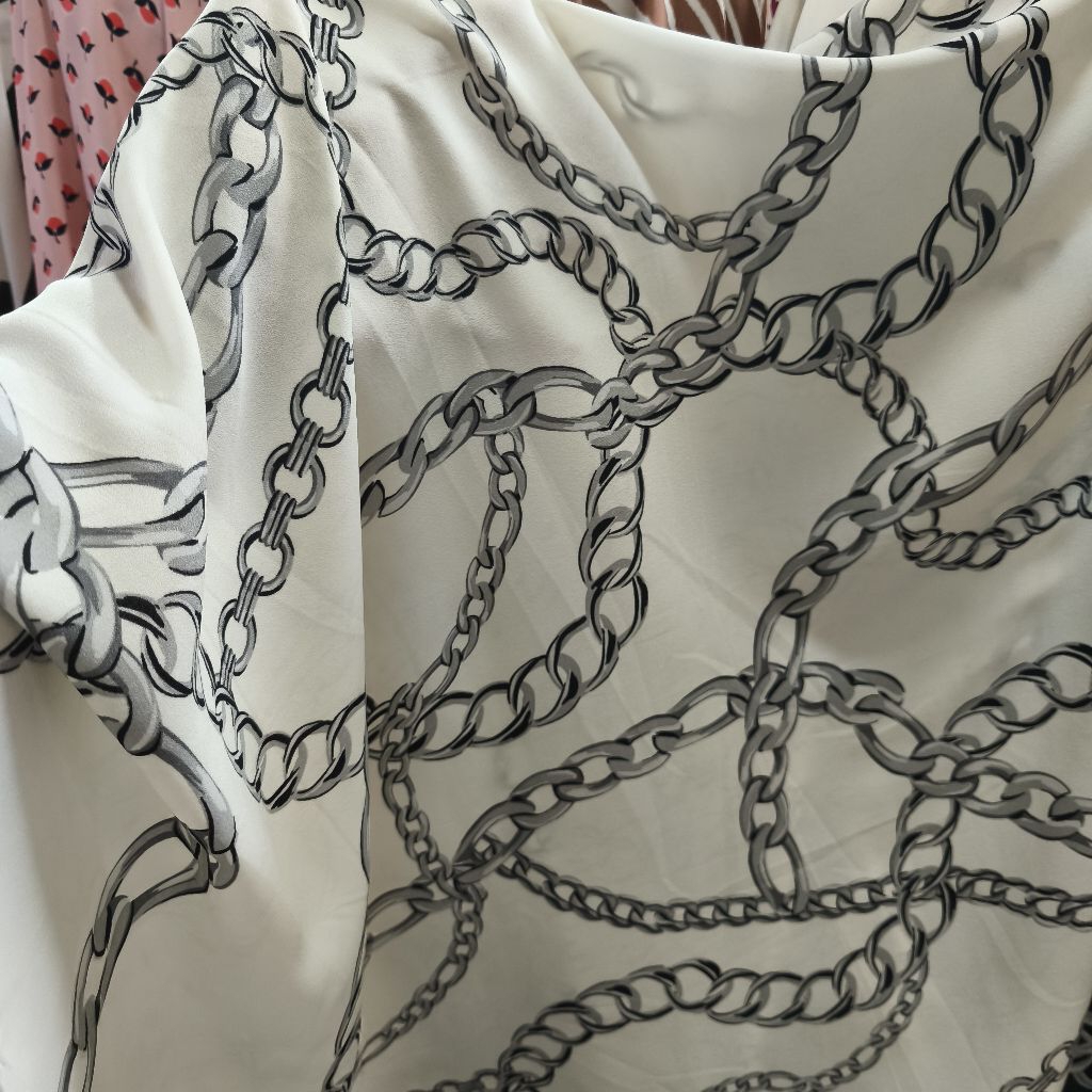 Kain Satin Silk Motif Rantai – Tekstur Mewah, Elegan, dan Mengembang untuk Kebaya, Gaun Pesta, dan D