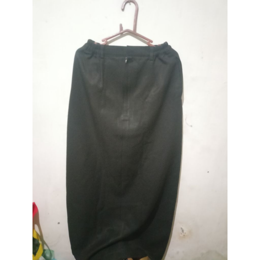 rok span hitam licin tanpa belahan