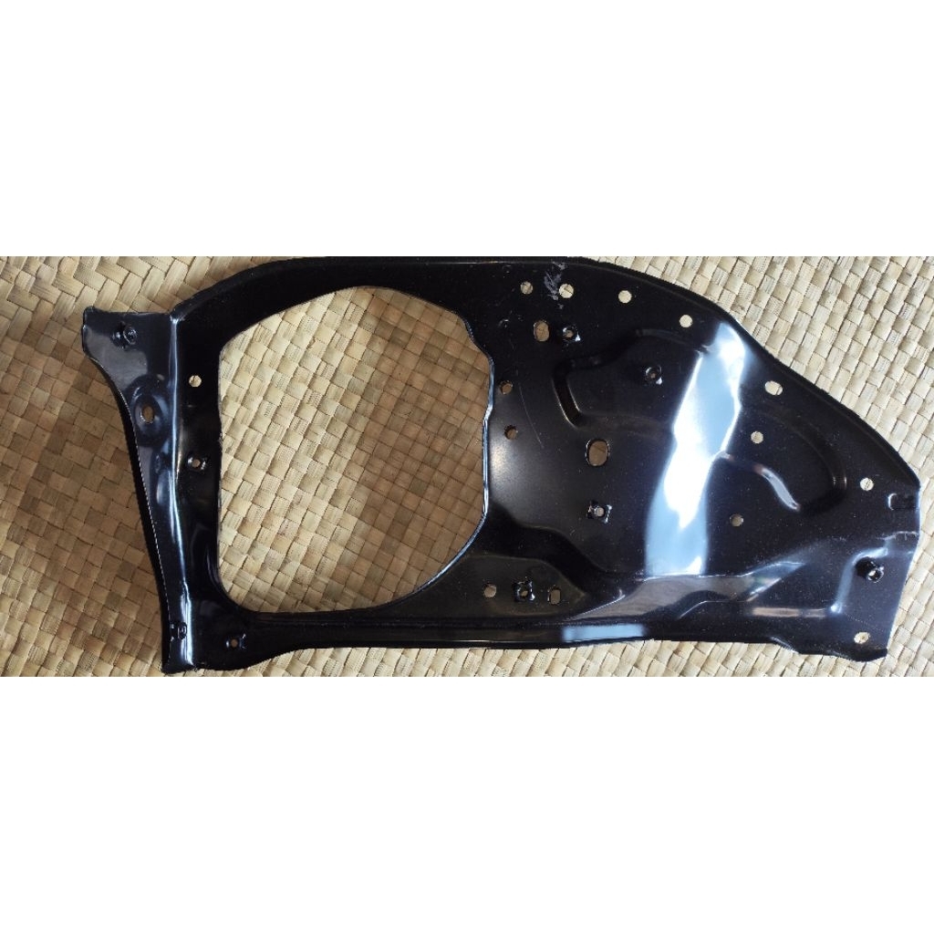 Plat dudukan lampu utama Daihatsu Ceria