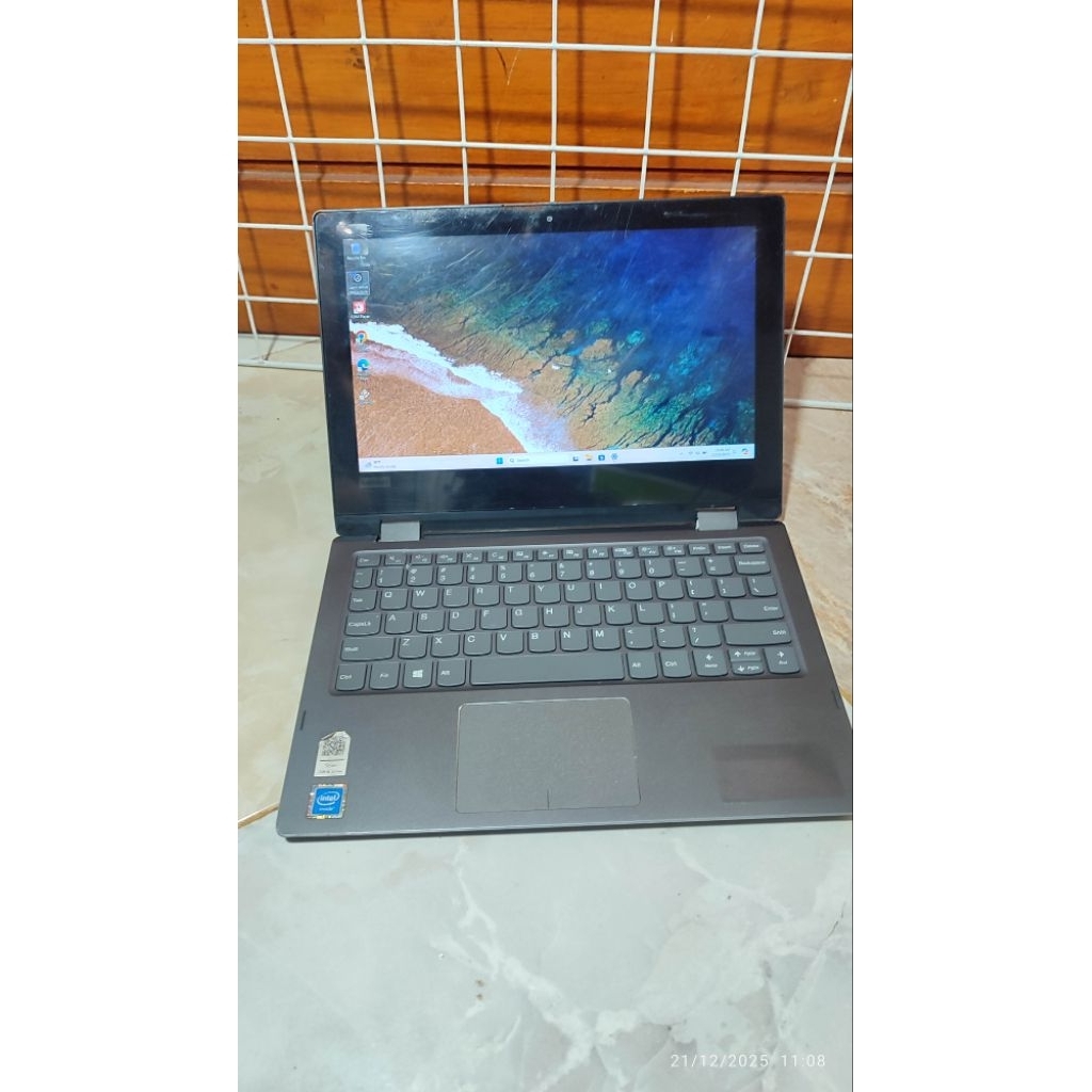 Lenovo yoga 330 11gm N4000 ram 4 ssd 128
