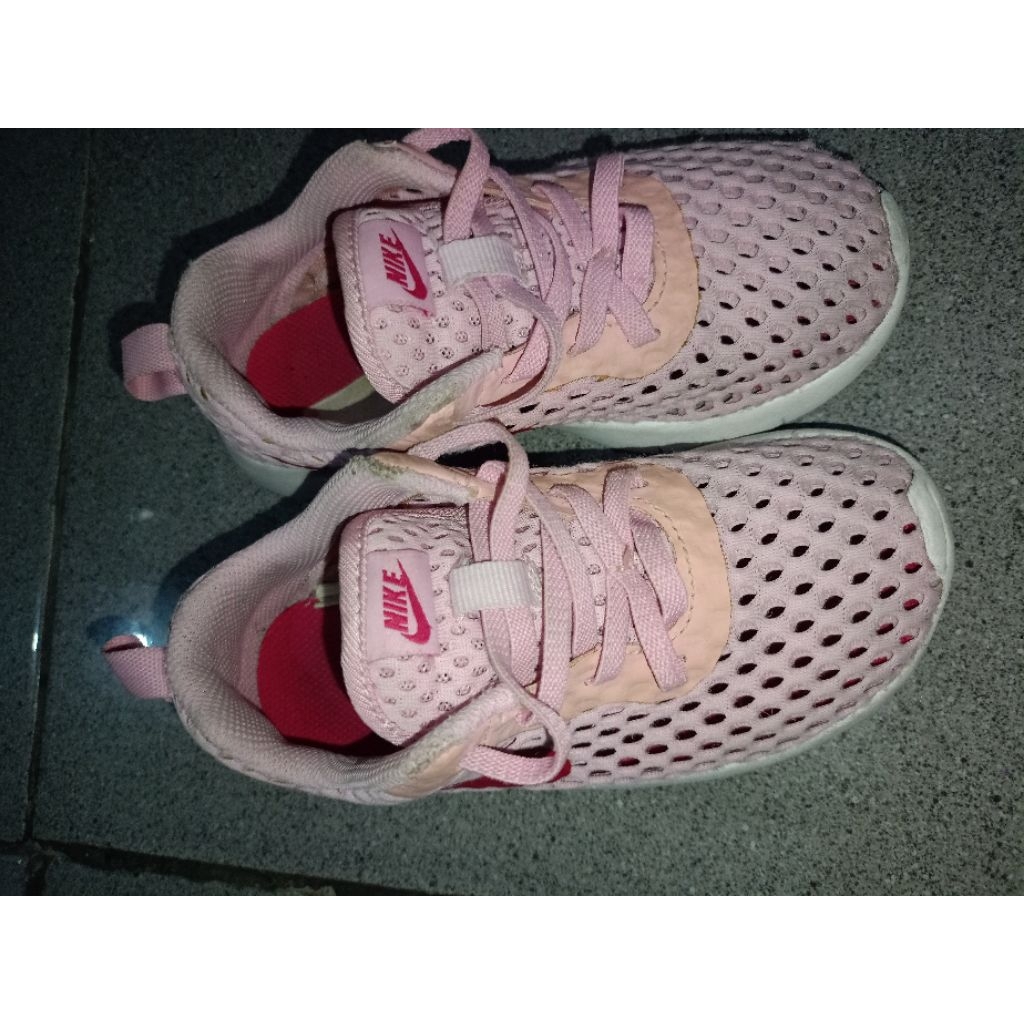 sepatu anak Nike kids Tanjun ORI 100% warna pink, ringan sekali, bahan bagus, tidak ada kikis, lem a