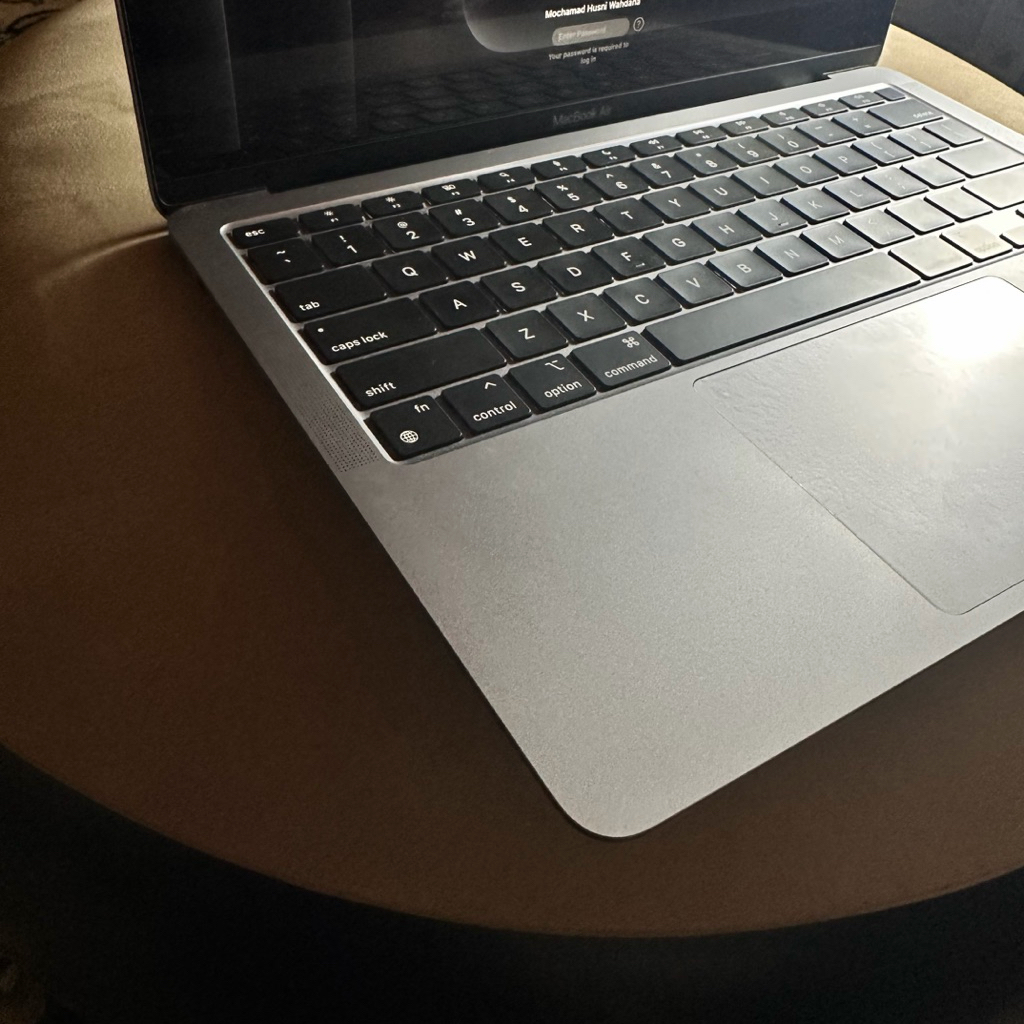 MACBOOK AIR M1 8/256 GB LIKE NEW