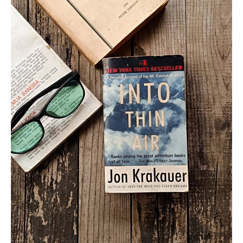 Buku langka Into Thin Air - Jon krakauer